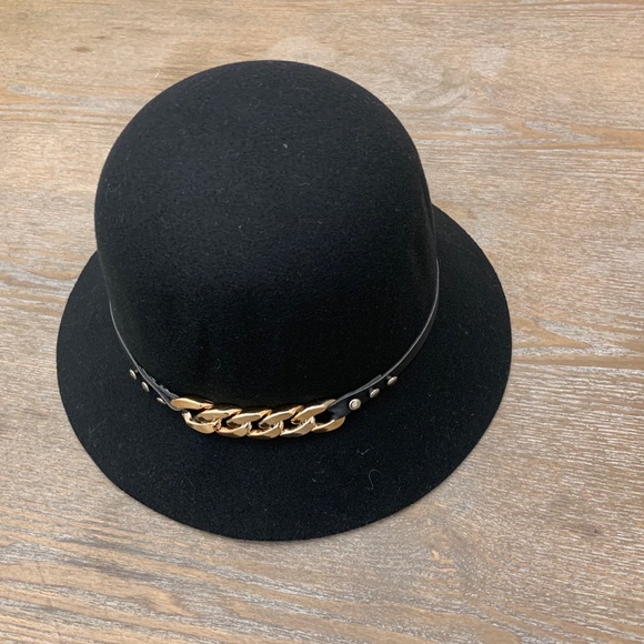 ❣️2/$40❣️ Black Cloche Hat With Chain - Picture 5 of 6